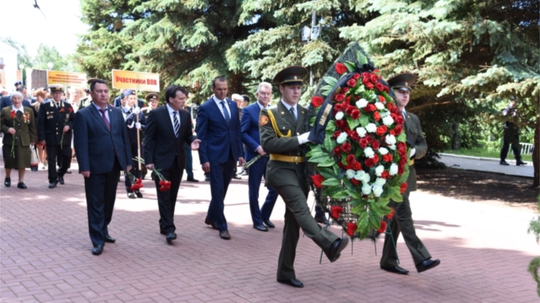 В День памяти и скорби Глава Чувашии Михаил Игнатьев возложил венок памяти к Вечному огню