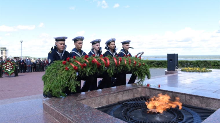 В День памяти и скорби Глава Чувашии Михаил Игнатьев возложил венок памяти к Вечному огню