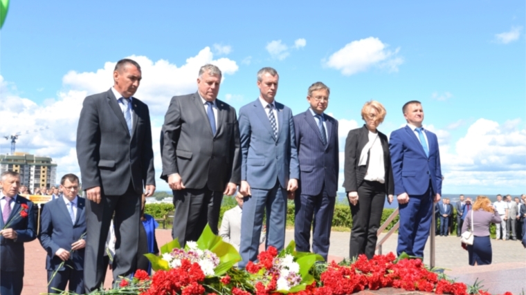 Министр транспорта и дорожного хозяйства Чувашской Республики Владимир Иванов принял участие в торжественная церемония возложения цветов к Монументу Славы в мемориальном комплексе «Победа»