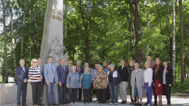 Московский район г. Чебоксары: состоялось возложение цветов к памятнику павшим защитникам Отечества в сквере 40-летия Победы