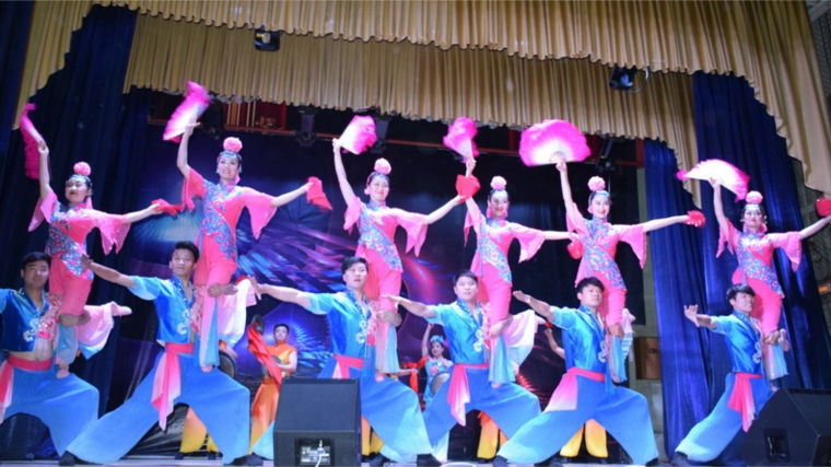 В рамках празднования Дня Республики коллектив театра Сычжоуской оперы провинции Аньхой Китайской Народной Республики представил шумерлинцам свое творчество