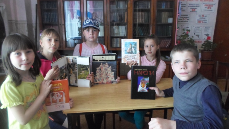 Ко Дню Чувашской Республики: в Стемасской модельной библиотеке прошёл краеведческий час «Люби свой край и воспевай»