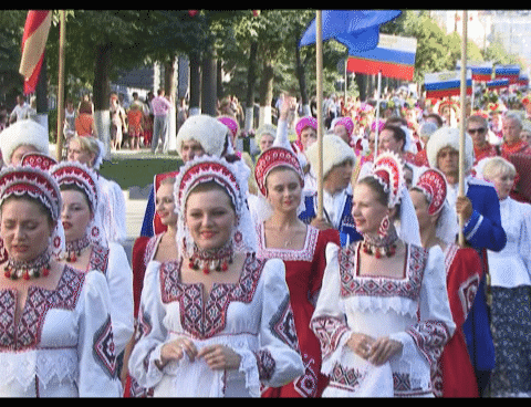 Издалека долго течет река...