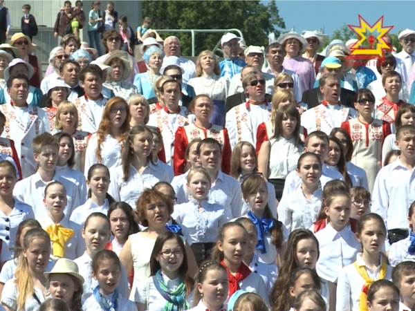 700 человек спели перед монументом Матери-покровительницы в День славянской письменности