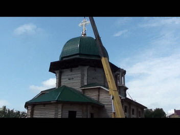 На строящейся церкви &quot;Успения Пресвятой Богородицы&quot; установили купола