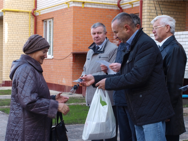 В селе Аликово переселенцам из аварийного жилья вручили ключи от квартир в новом трехэтажном доме