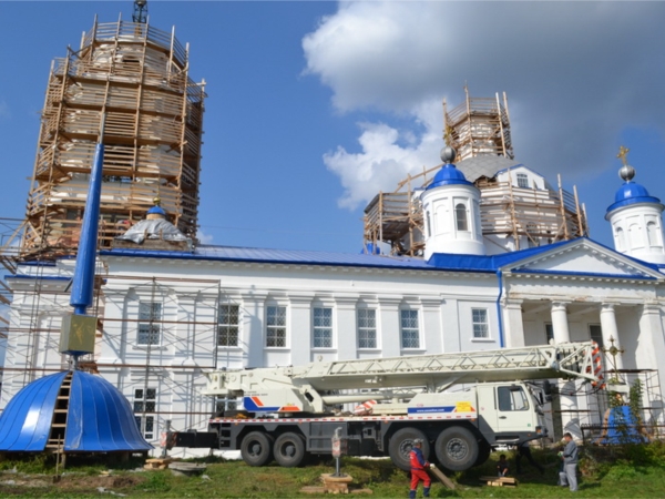 Храм Вознесения Господня в Порецком районе украсили новые купола