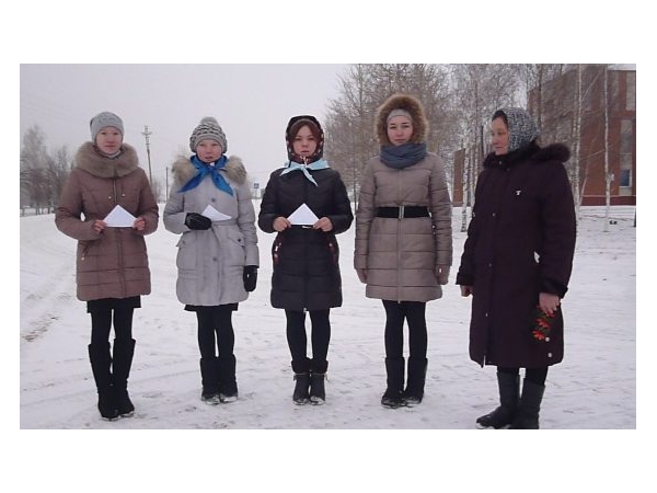 В рамках "Дней единых действий" волонтеры МБОУ "Кильдюшевская СОШ" раздавали листовки с информацией о Героях Советского Союза