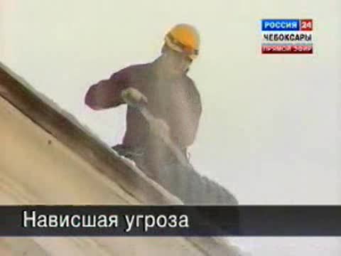 В городе продолжается работа по очистке крыш от снега