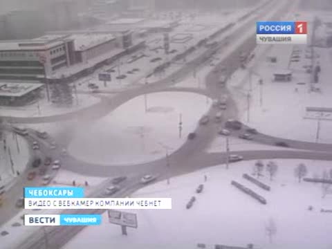 Первый снег принес головную боль коммунальщикам и сотрудникам ГИБДД