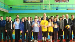 Работники школ Урмарского района на волейбольной площадке