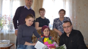 Поздравление с 90-летием принимает труженица тыла из д. Б.Бикшихи К.М. Михайлова