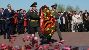 Торжественная церемония возложения цветов к Монументу Славы