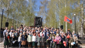 Возложение цветов к "Вечному огню"