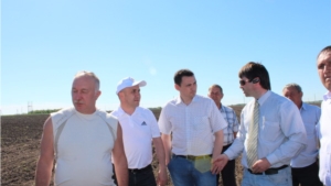 Председатель Госсовета Юрий Попов  и министр сельского хозяйства Сергей Павлов с рабочим визитом побывали в Цивильском районе