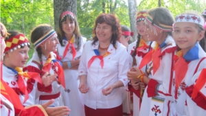 Школьникам из чувашской диаспоры завязали галстуки с символикой Чувашской Республики