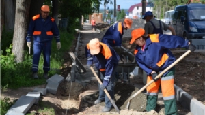 В центре города Мариинский Посад ведется активная работа по ремонту тротуаров