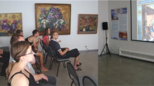 Первые участники программы семейного отдыха в Информационно-образовательном центре «Русский музей: виртуальный филиал» культурно-выставочного центра «Радуга»