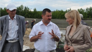 Заместитель министра образования и молодежной политики Чувашской Республики знакомится с ходом строительства школы