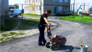 В Шемуршинском и Янтиковском районах - в селах Шемурша и Янтиково специалистами проверена ровность асфальтобетонного покрытия автомобильных дорог и взяты пробы для проведения лабораторных исследований