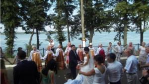 Жених и невеста стали 100-ой парой, зарегистрировавшей свой брак в Мариинско-Посадском районе