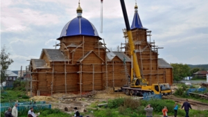 Поднятие куполов на строящийся храм в честь иконы Божией Матери «Всех скорбящих Радость» в с.Миренки