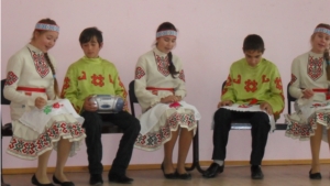 Выступление школьников на тему «Чувашская рапсодия» в рамках конкурса-игры «Ростки возрождения»