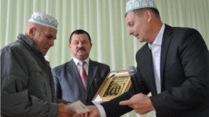 Глава администрации Батыревского района поздравил  с Международным днем пожилых