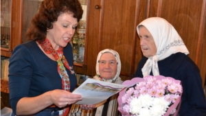 На своем 90-летнем юбилее жительница села Напольное встречала гостей домашней выпечкой