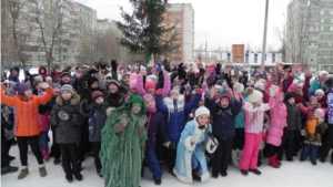 Новогодние дворовые праздники на территории ТОСов Калининского района столицы продолжают радовать детвору