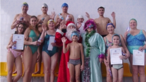 В Мариинско-Посадском районе прошло соревнование трех поколений по плаванию на призы Деда Мороза