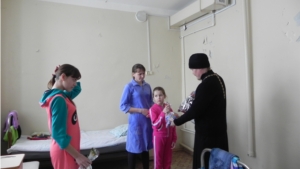 Протоиерей Максим Петров - в детском отделении Яльчикской ЦРБ