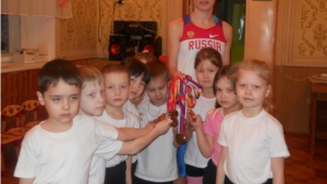 В знак поддержки Олимпийских игр в Сочи в детском саду №111 прошла зарядка с трехкратной чемпионкой России по стипль-чезу Надеждой Федоровой