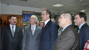Глава Чувашской Республики посетил выставку Мидхать Шакирова