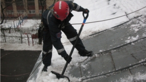 Руководство города требует: наледи на дорогах и на крышах домов быть не должно!