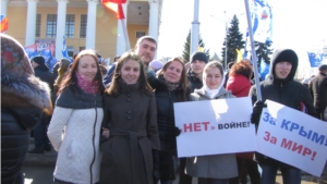 Сотрудники Госслужбы на митинге в поддержку Крыма