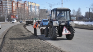 В Новочебоксарске продолжается ямочный ремонт дорог и уборка города