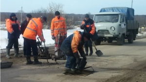 В Мариинско-Посадском районе проводят ямочный ремонт автомобильных дорог