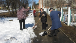 Весенний трудовой десант по уборке территории работников детского сада «Рябинка» г. Мариинский Посад