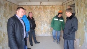 Глава администрации Мариинско-Посадского района В.И.Григорьев ознакомился с ходом строительства и реконструкции многоквартирных домов