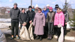 В Мариинско-Посадском районе в рамках месячника по благоустройству состоялся общерайонный субботник