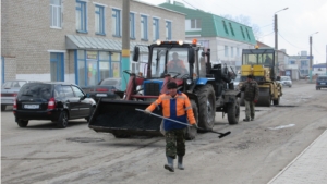 В Яльчикском районе продолжается работы по ямочному ремонту автодорог