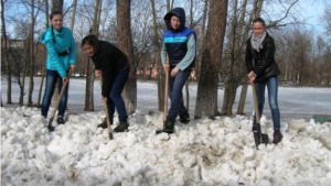 Эстафетную палочку по уборке улиц города  подхватили образовательные и дошкольные учреждения  Калининского района г. Чебоксары