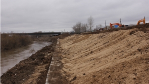 В Цивильске продолжаются работы по строительству защитных сооружений от паводковых вод на реке Цивиль