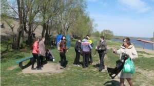 В Ядринском районе прошел экологический субботник по благоустройству и санитарно-экологической очистке территории дамбы по реке Сура