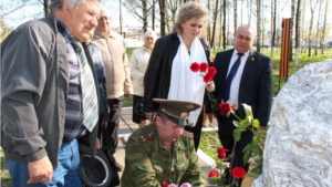 Возложения цветов к Камню материнских слез «Дети войны» в Цивильске