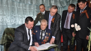 Глава администрации Батыревского района поздравил ветерана Великой Отечественной войны  на дому