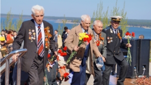 Ветераны Великой Отечественной войны и труженики тыла Калининского района столицы возложили цветы к Монументу Славы