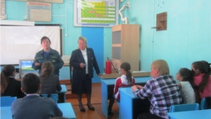 Работники огненной профессии встретились с учениками Богатыревской СОШ