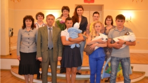 В канун Дня защиты детей молодым семьям Мариинско-Посадского района вручены сертификаты на материнский капитал